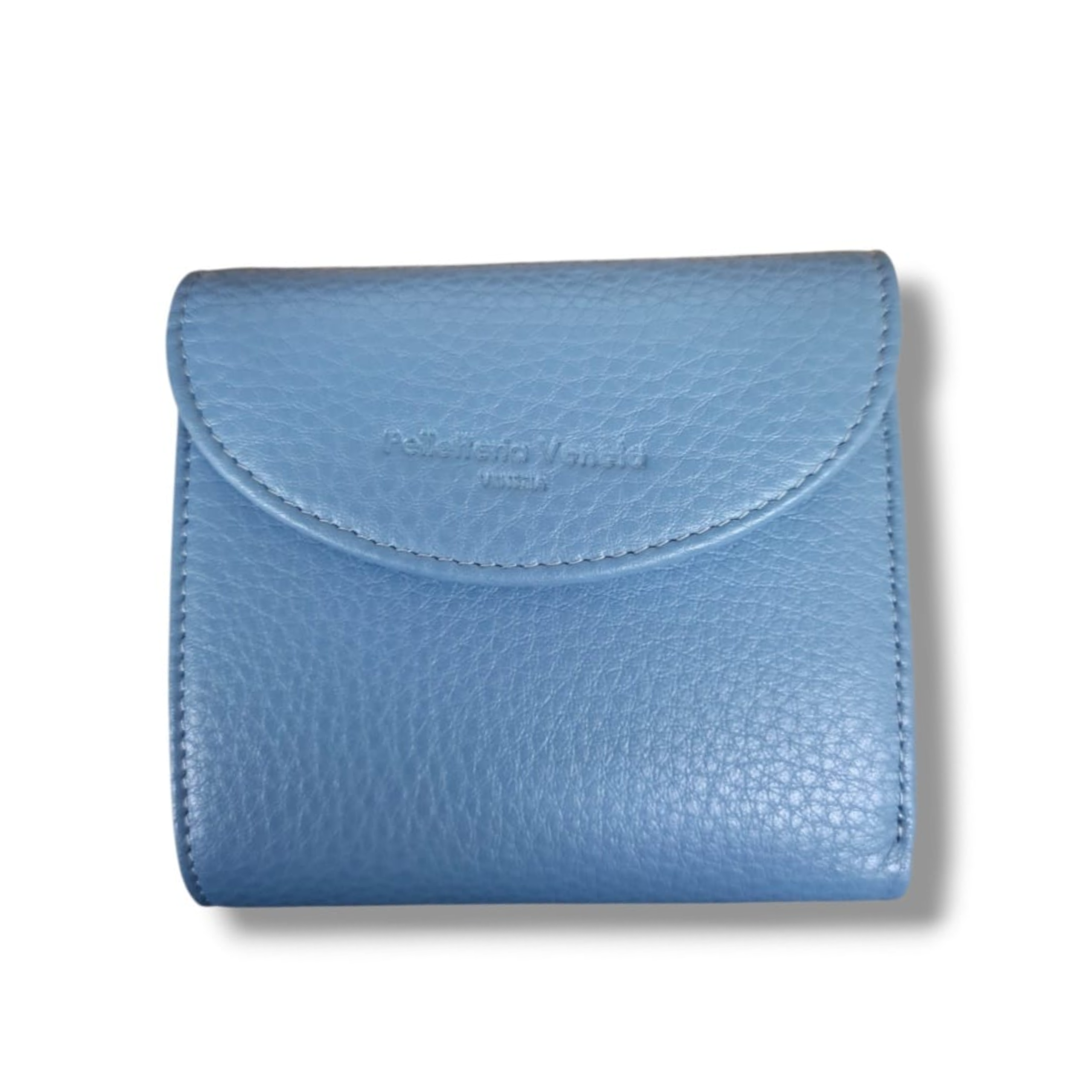 Portafoglio azzurro in pelle, con forma strutturata e apertura visibile