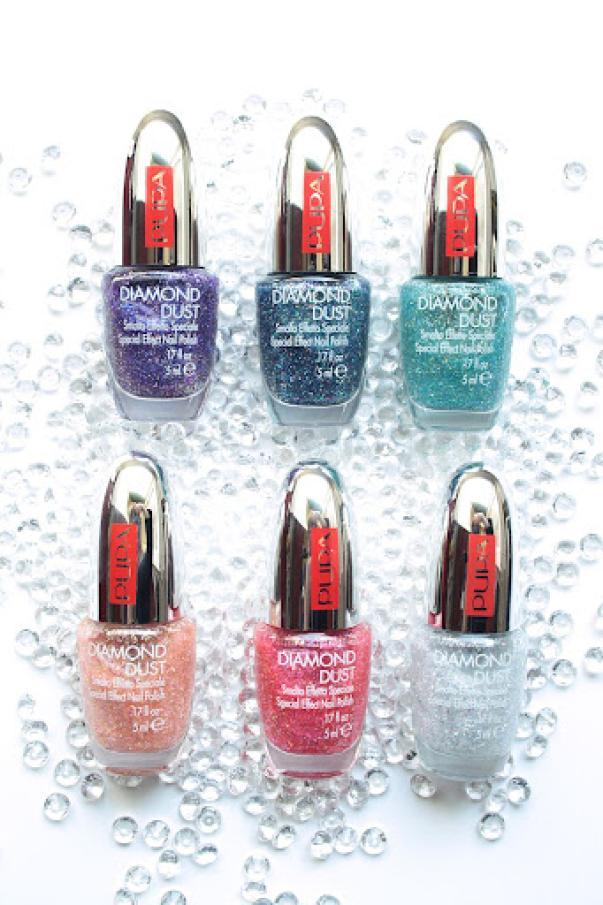 Sei bottiglie di PUPA Diamond Dust 004 disposte su sfondo con cristalli e brillantini