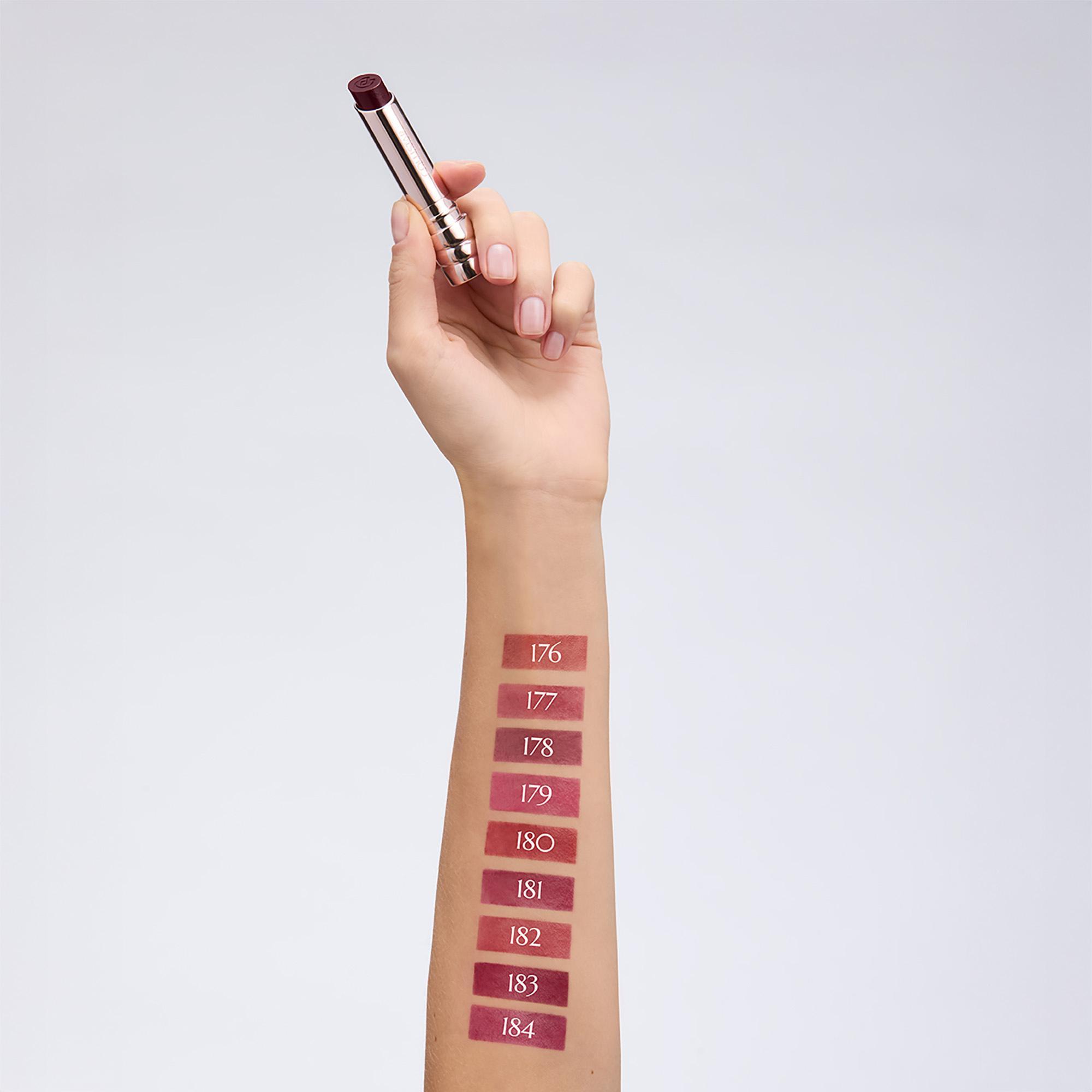 Collistar Puro Gioiello Rossetto Luminous 182 Specchio Rosso 2.8 ml Rossetto Puro Gioiello 182 applicato su mano e braccio con altri colori della linea